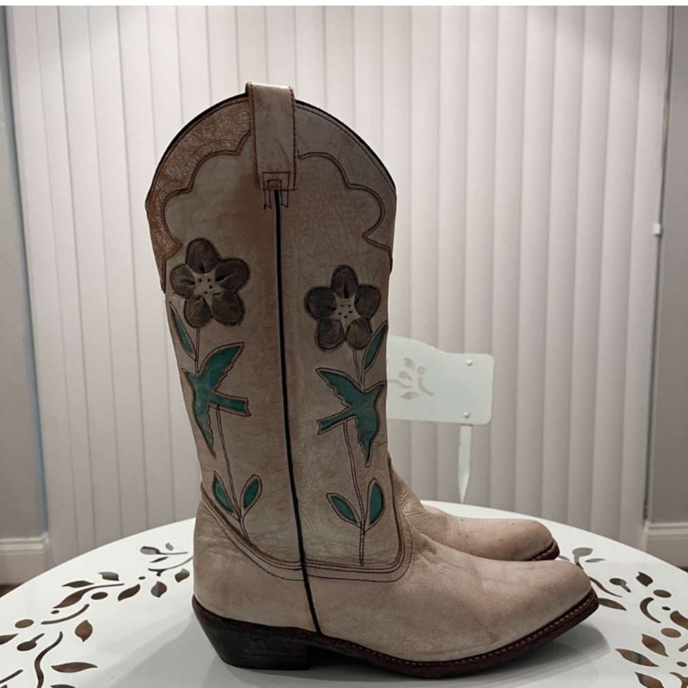 Boots BED STU Rare VALENCIA NECTAR LUX Floral Bird White Green Purple Size 8.5